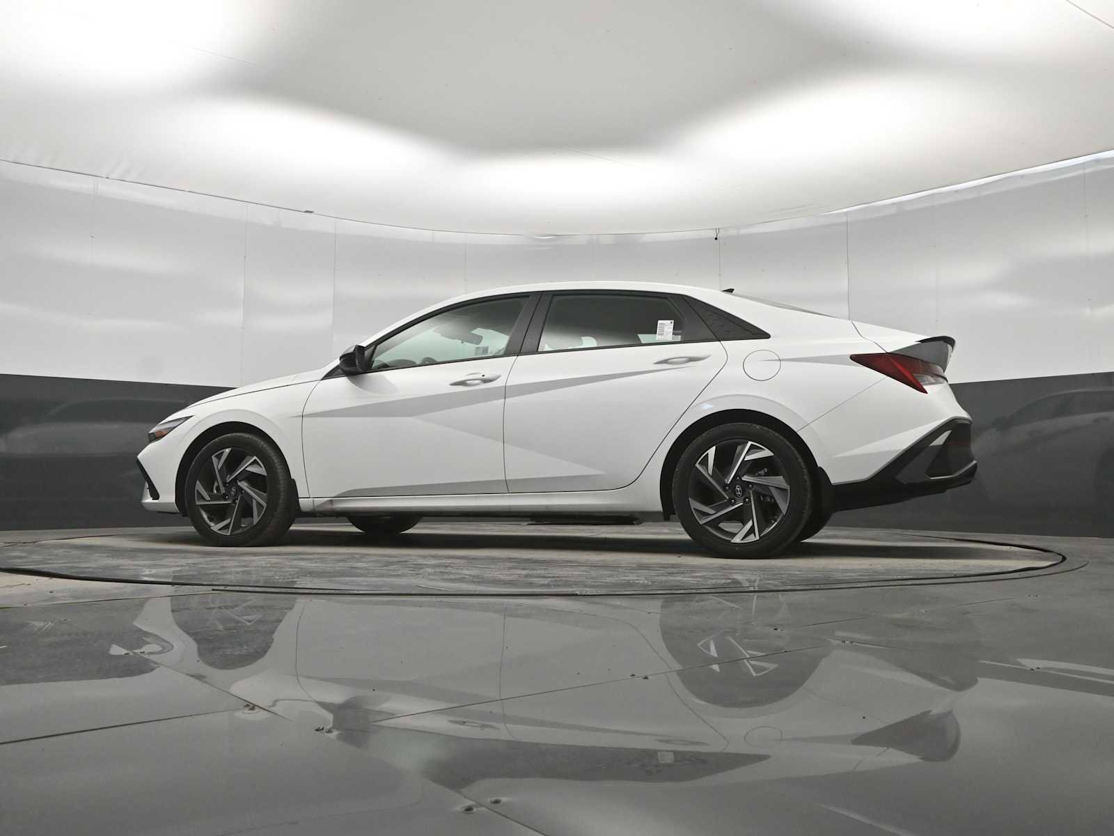 Used 2025 Hyundai Elantra SEL FWD image 34