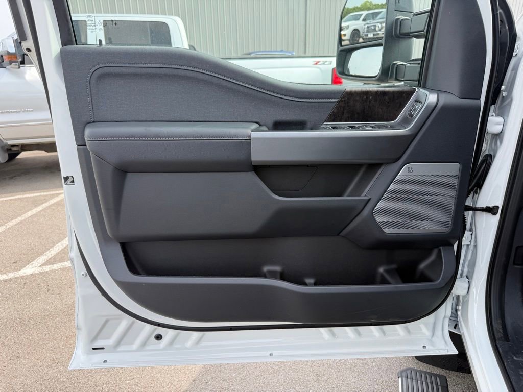 New 2026 Ford F350 4x4 Crew Cab DRW Super Duty image 9