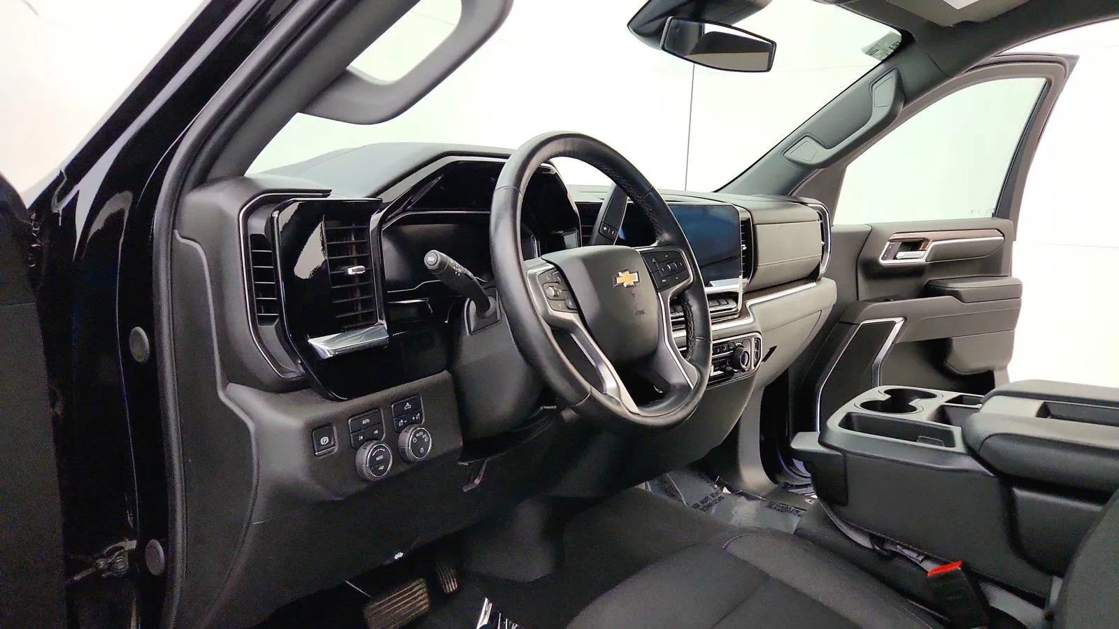 Used 2024 Chevrolet Silverado 1500 LT AWD/4WD image 14