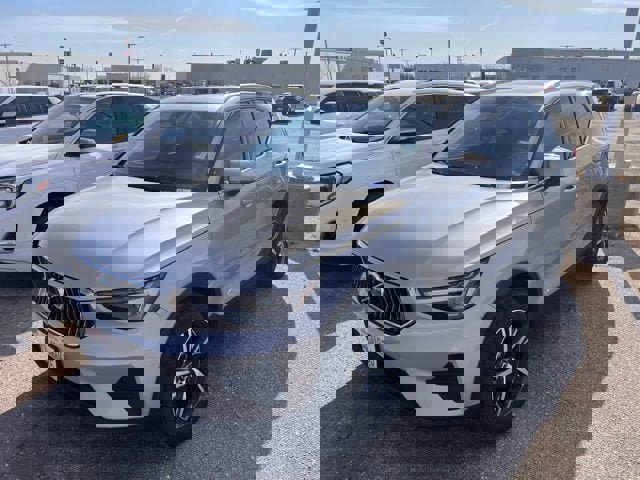 Used 2024 Volvo XC40 B5 Core image 3