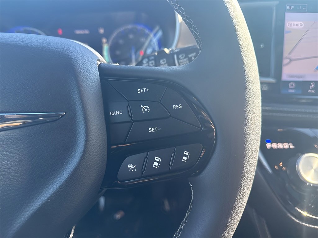 Used 2025 Chrysler Pacifica Limited image 26