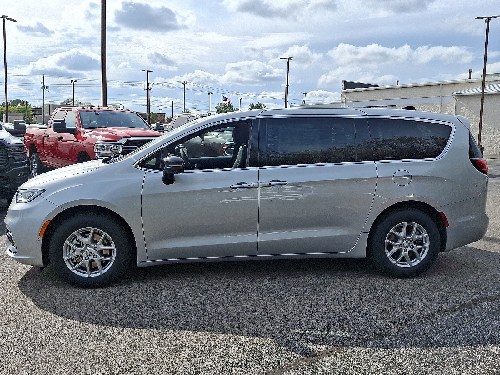 New 2026 Chrysler Pacifica Select image 5