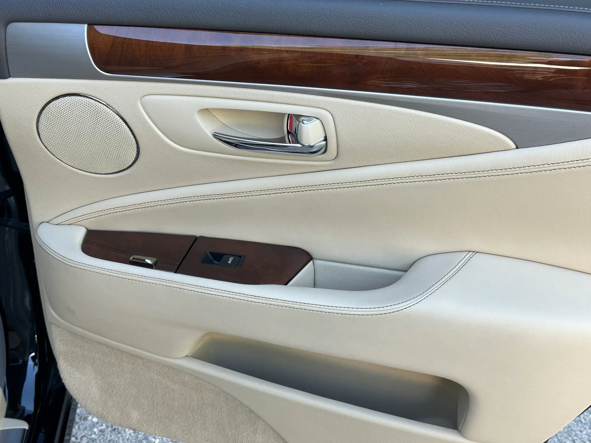 Used 2013 Lexus LS 460 w/ Comfort Pkg RWD image 24