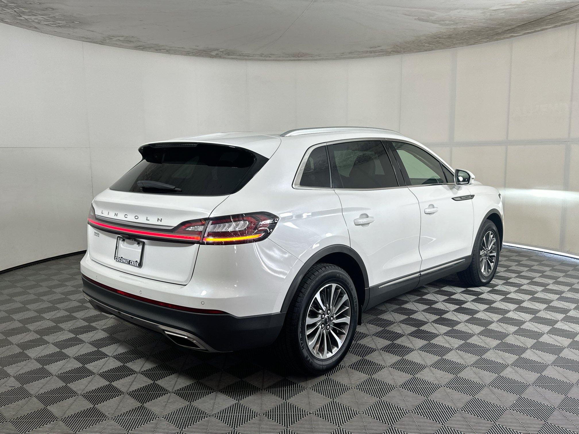 Used 2023 Lincoln Nautilus AWD w/ Premium Package image 3