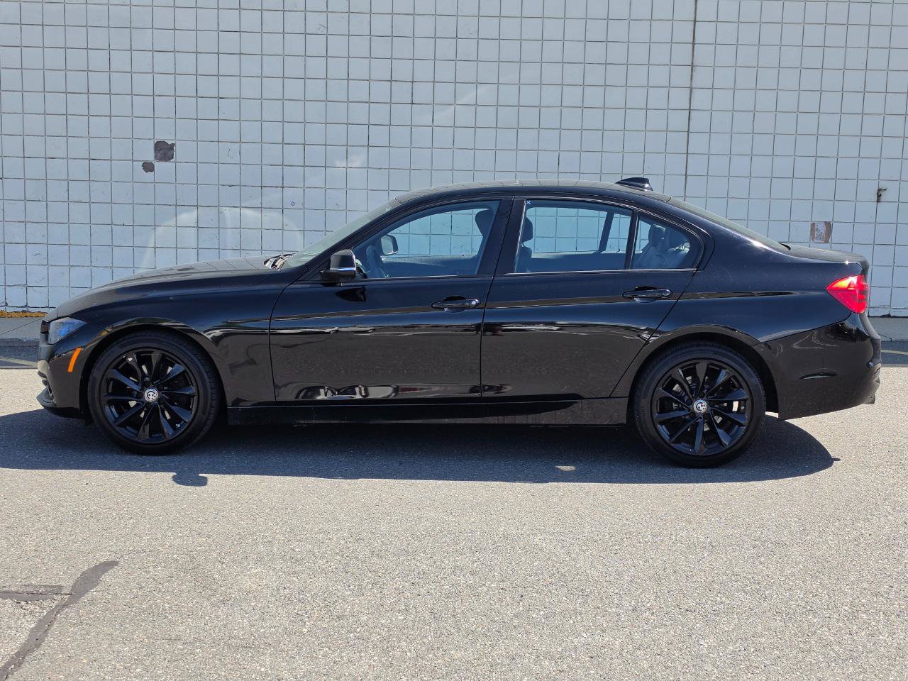 Used 2016 BMW 320i xDrive Sedan AWD/4WD image 4