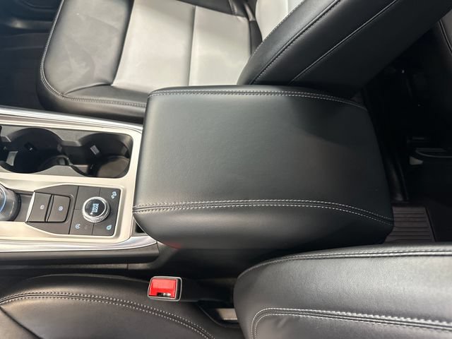 Used 2023 Ford Explorer XLT w/ Equipment Group 202A AWD/4WD image 31