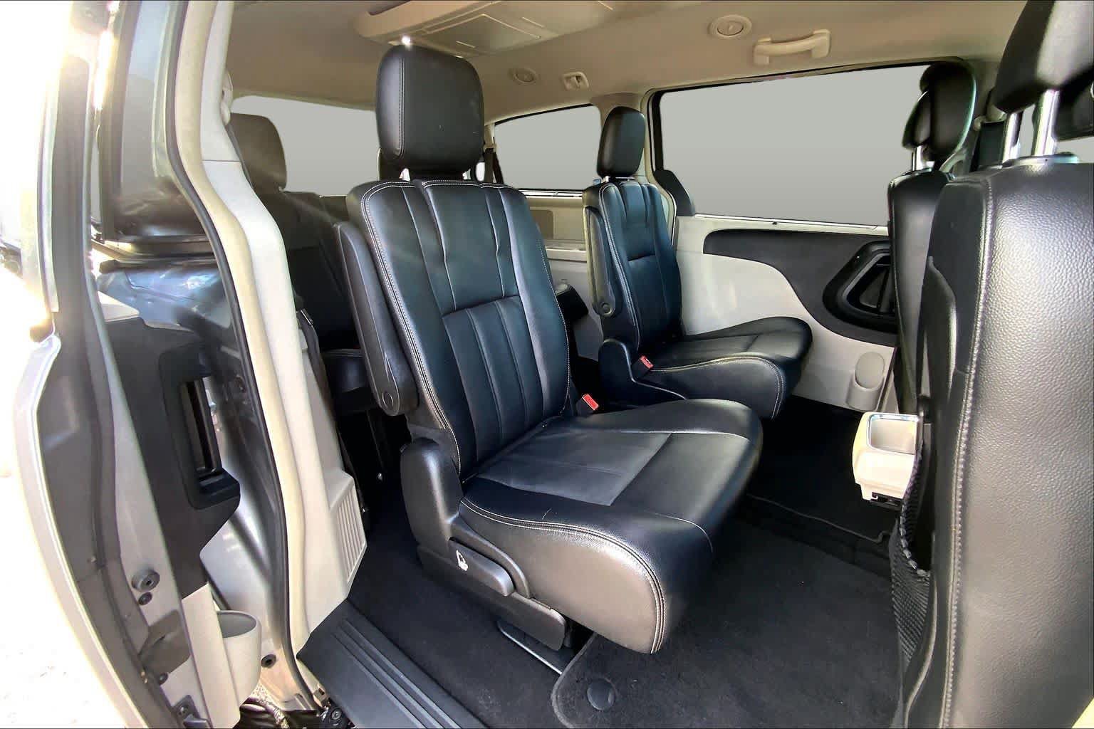 Used 2016 Chrysler Town & Country Touring FWD image 34
