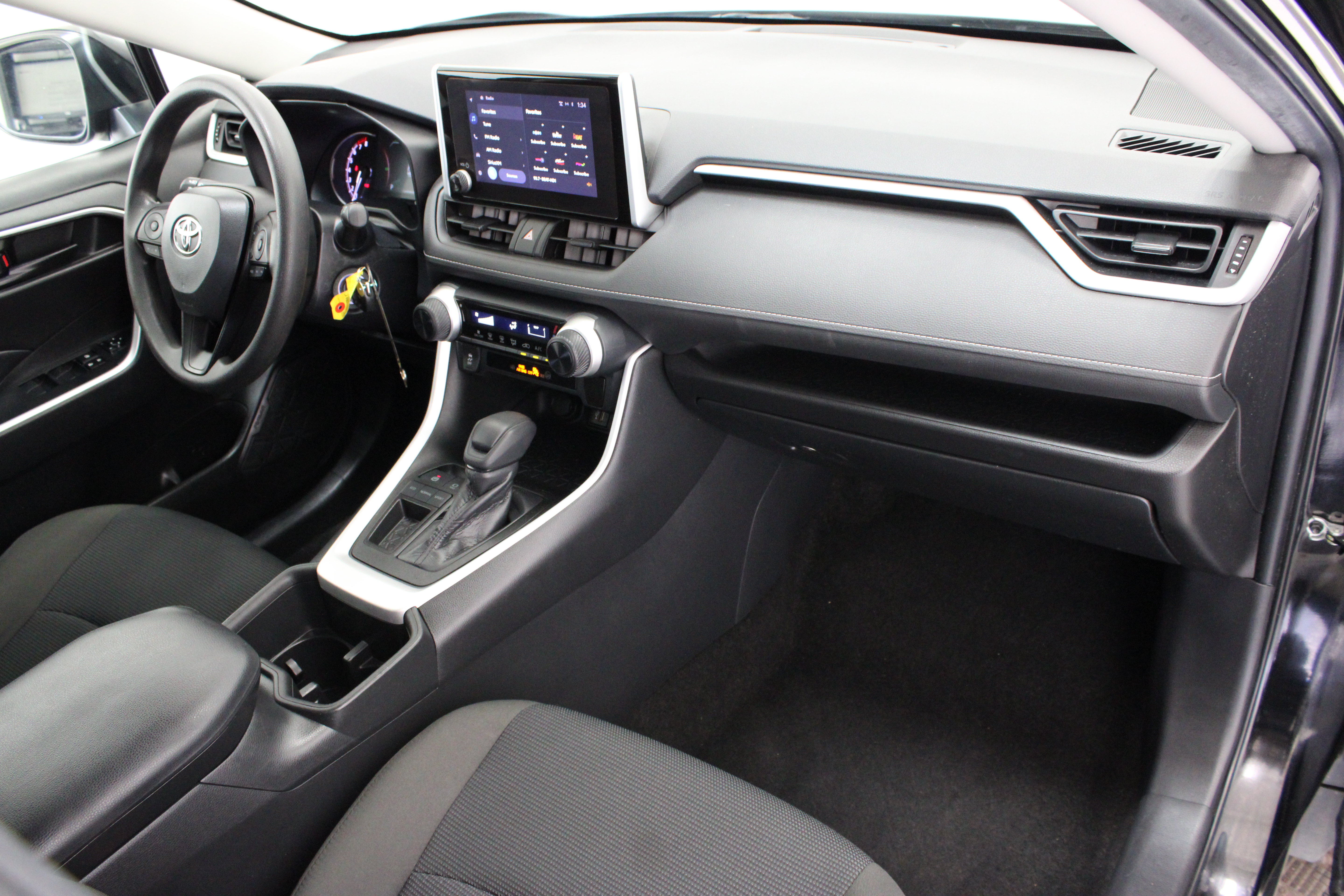 Used 2023 Toyota RAV4 LE FWD image 31