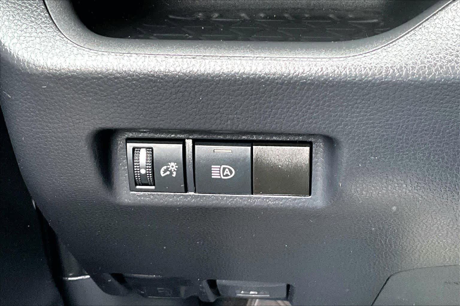 Used 2021 Toyota RAV4 XLE w/ Carpet Mat Package (TMS) FWD image 35