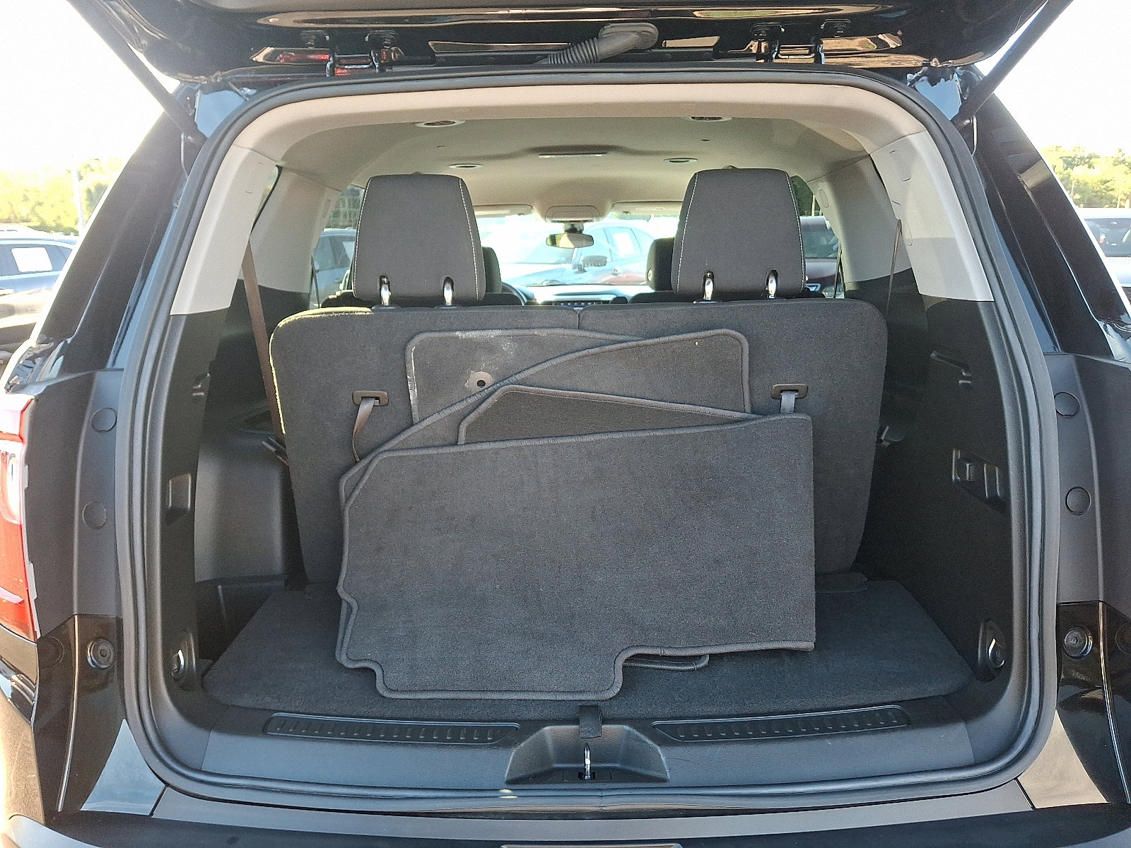 Used 2023 GMC Acadia SLE image 28