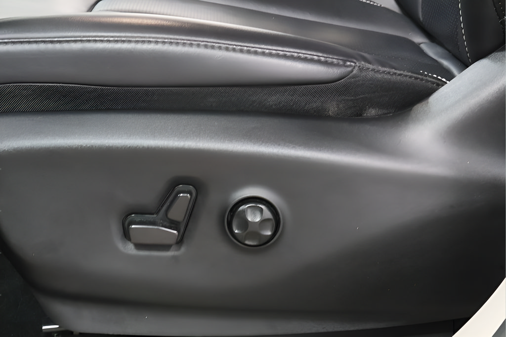 Used 2023 Chrysler Pacifica Touring-L FWD image 16