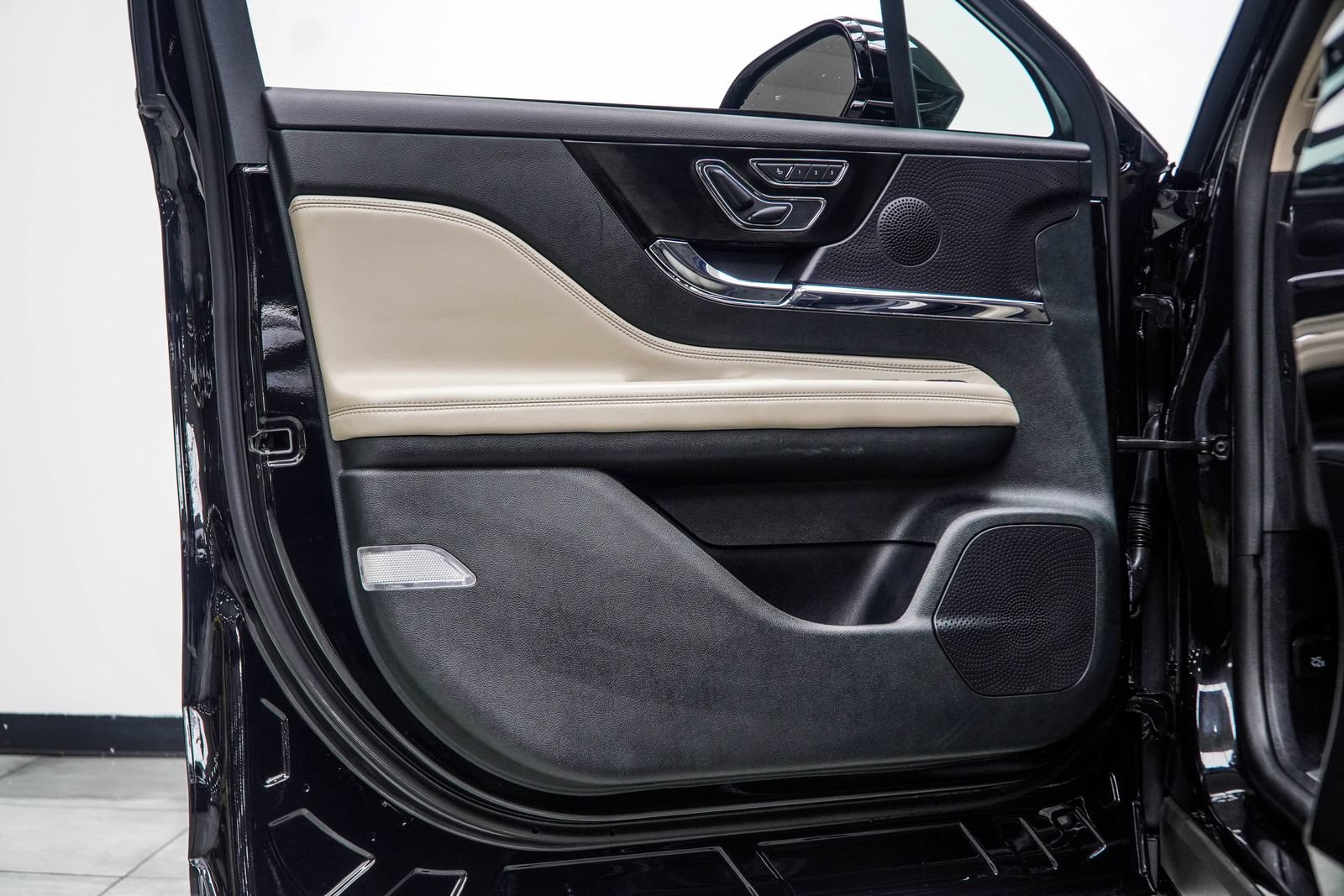 Used 2025 Lincoln Corsair AWD image 34