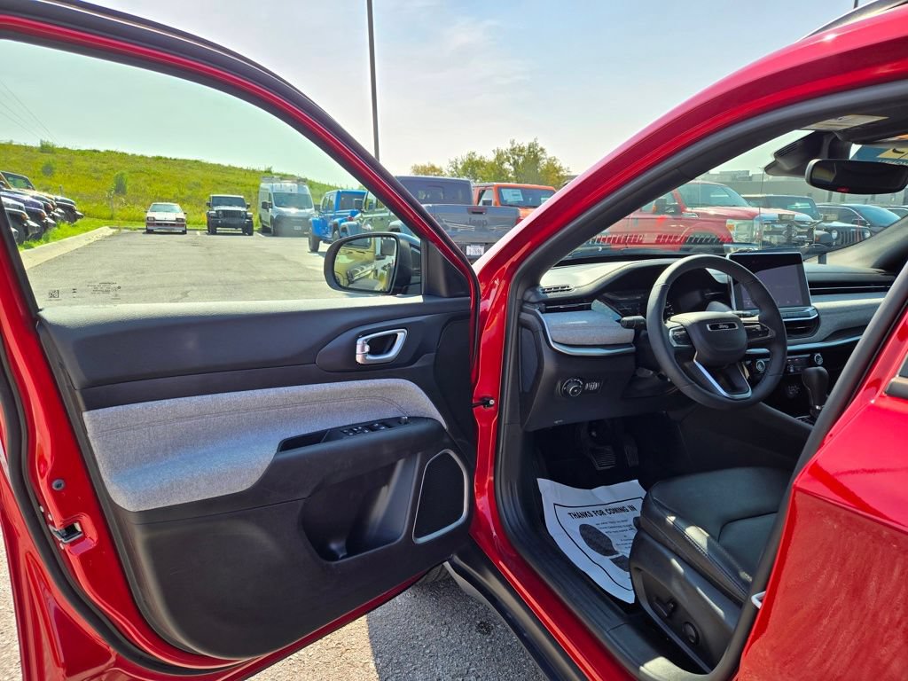 Used 2024 Jeep Compass Latitude AWD/4WD image 12