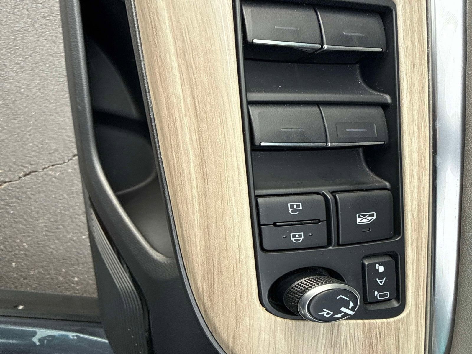 Used 2021 Toyota Venza Limited image 17