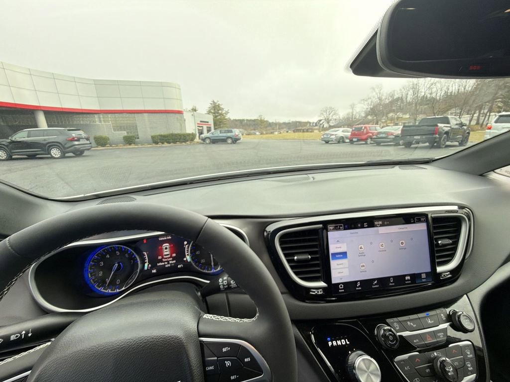 Used 2025 Chrysler Voyager LX image 10