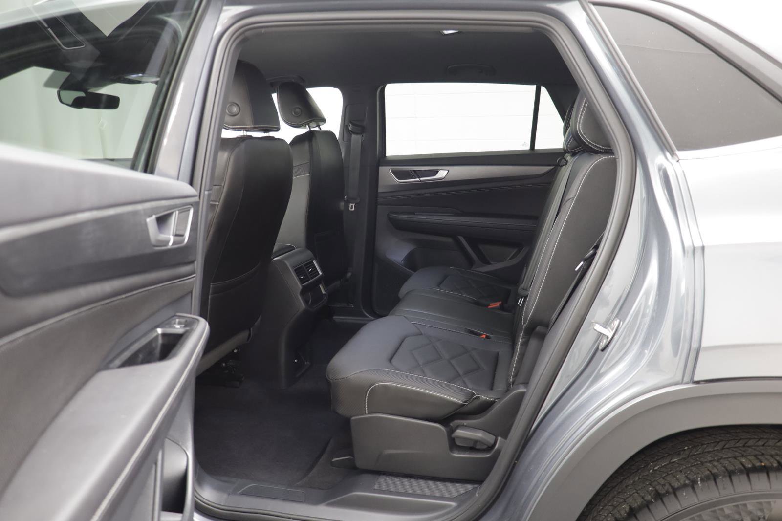 Used 2024 Volkswagen Atlas Cross Sport SE image 12