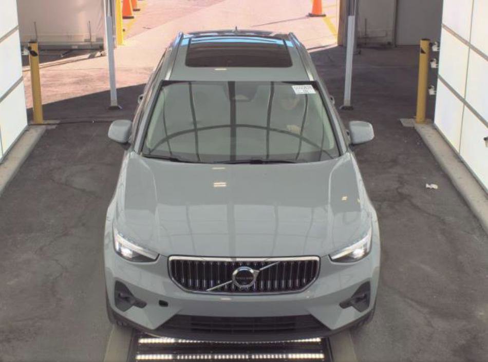 Used 2025 Volvo XC40 B5 Plus image 2