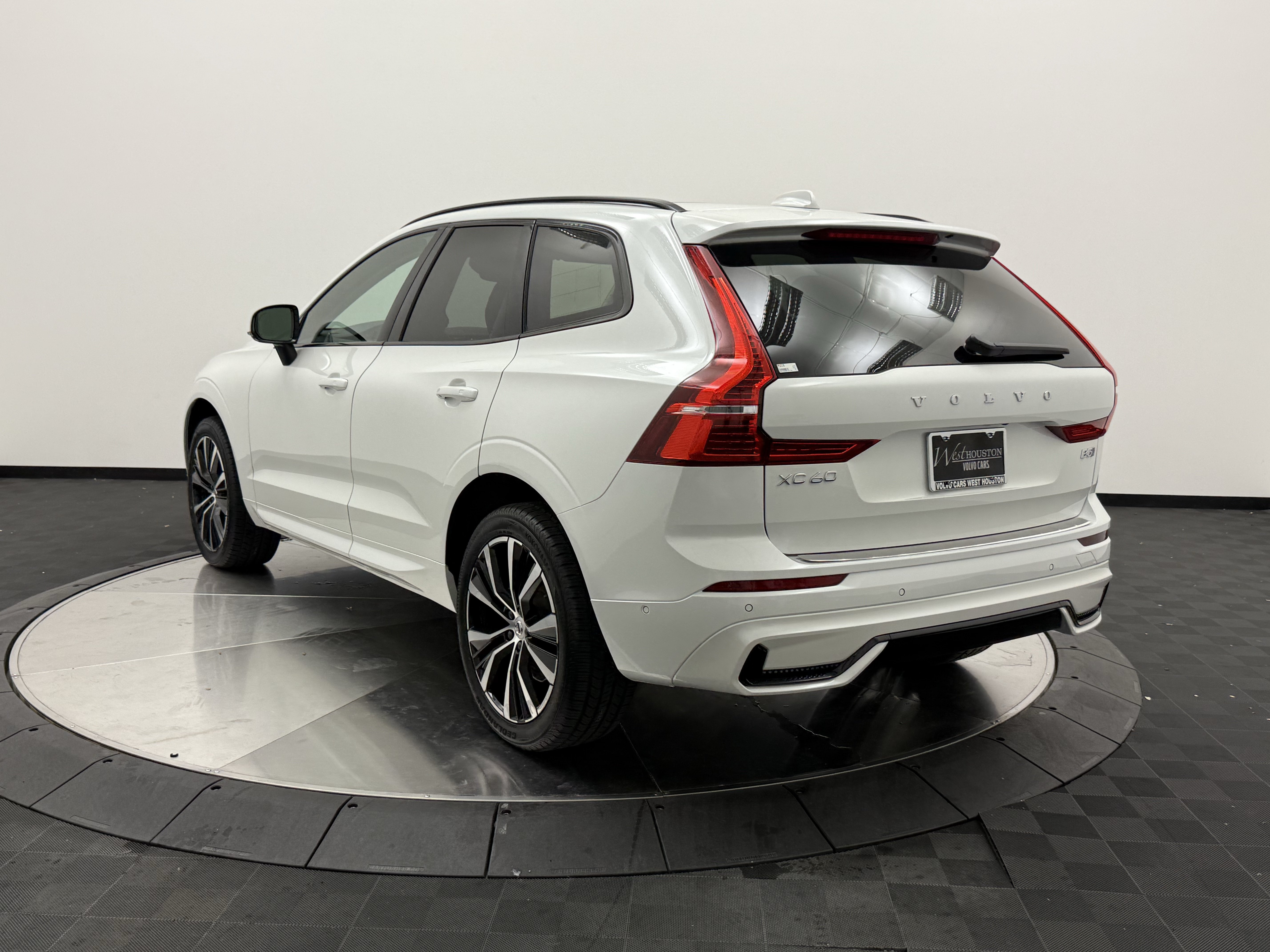 Certified 2023 Volvo XC60 B5 Ultimate w/ Climate Package AWD/4WD image 5