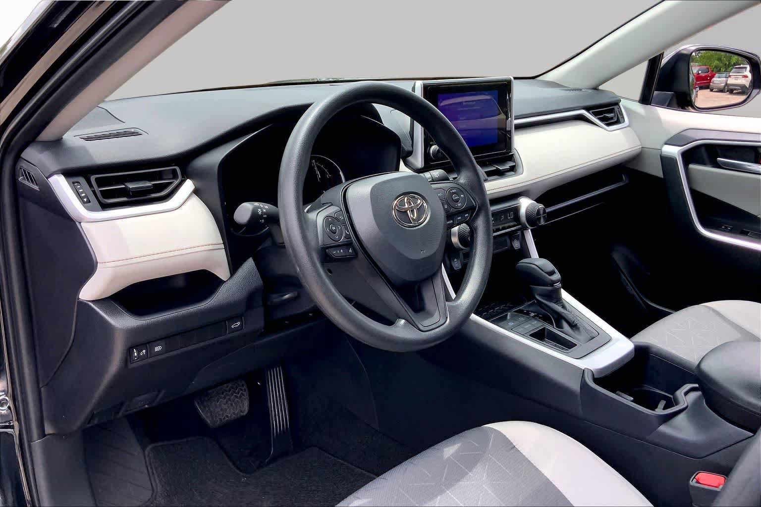 Used 2025 Toyota RAV4 XLE w/ Convenience Package FWD image 18