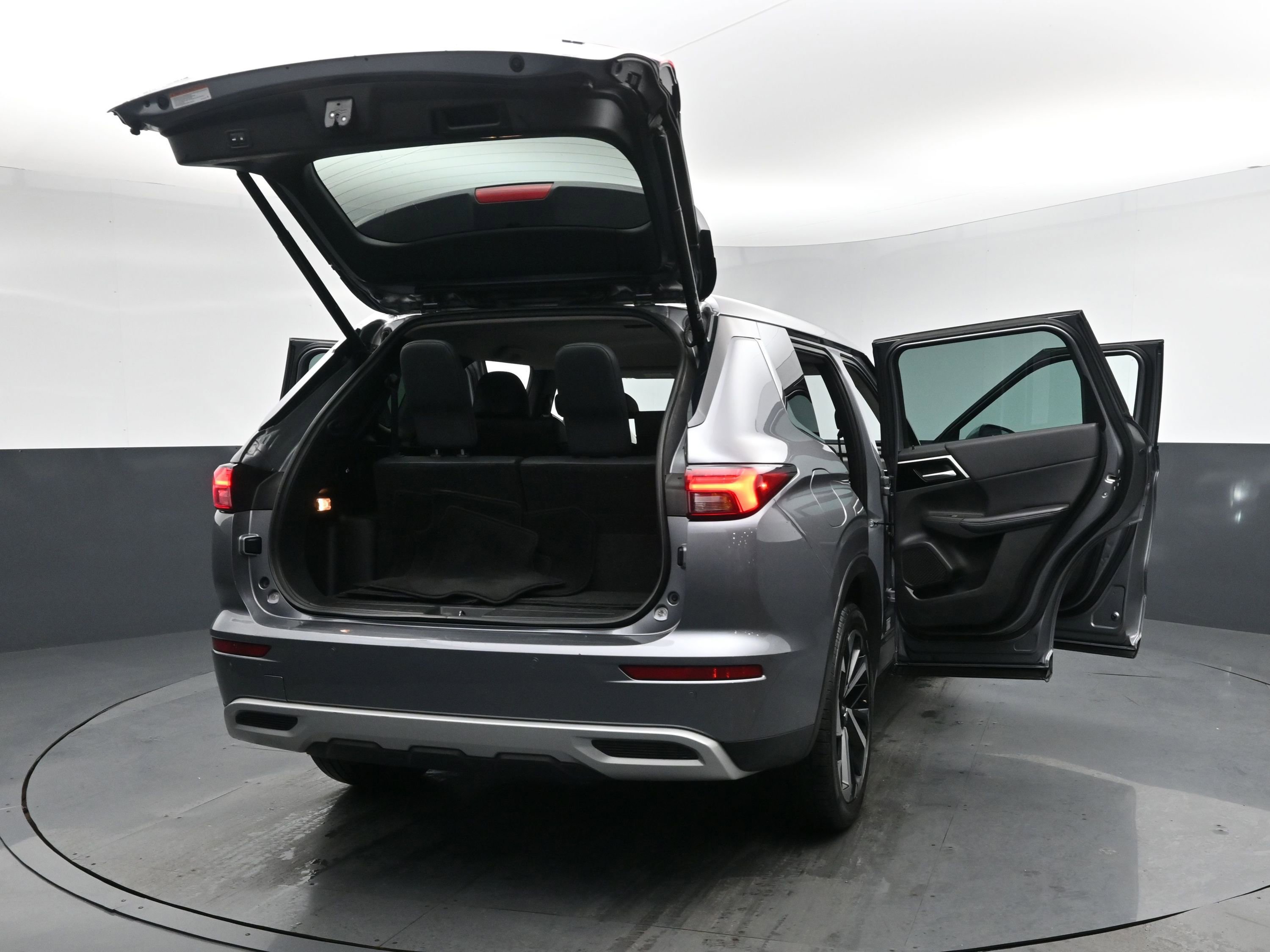 Used 2022 Mitsubishi Outlander SE image 28