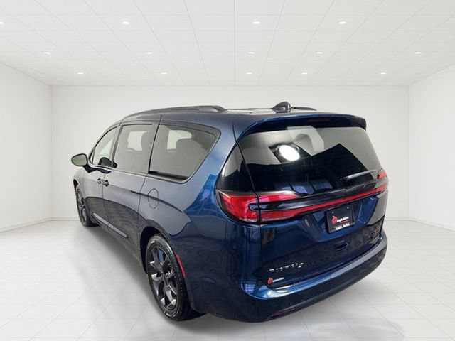 Certified 2025 Chrysler Pacifica Limited FWD image 3