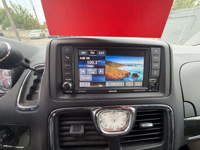 Used 2015 Chrysler Town & Country Touring FWD image 38