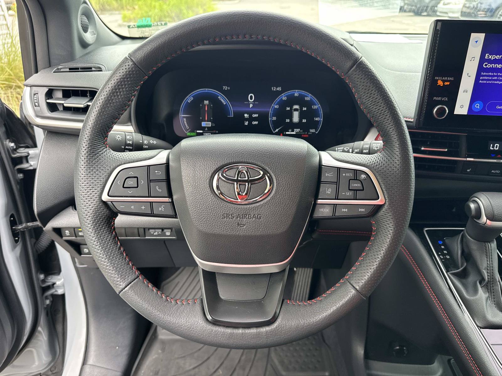 Used 2025 Toyota Sienna XSE w/ XSE Plus Package FWD image 30