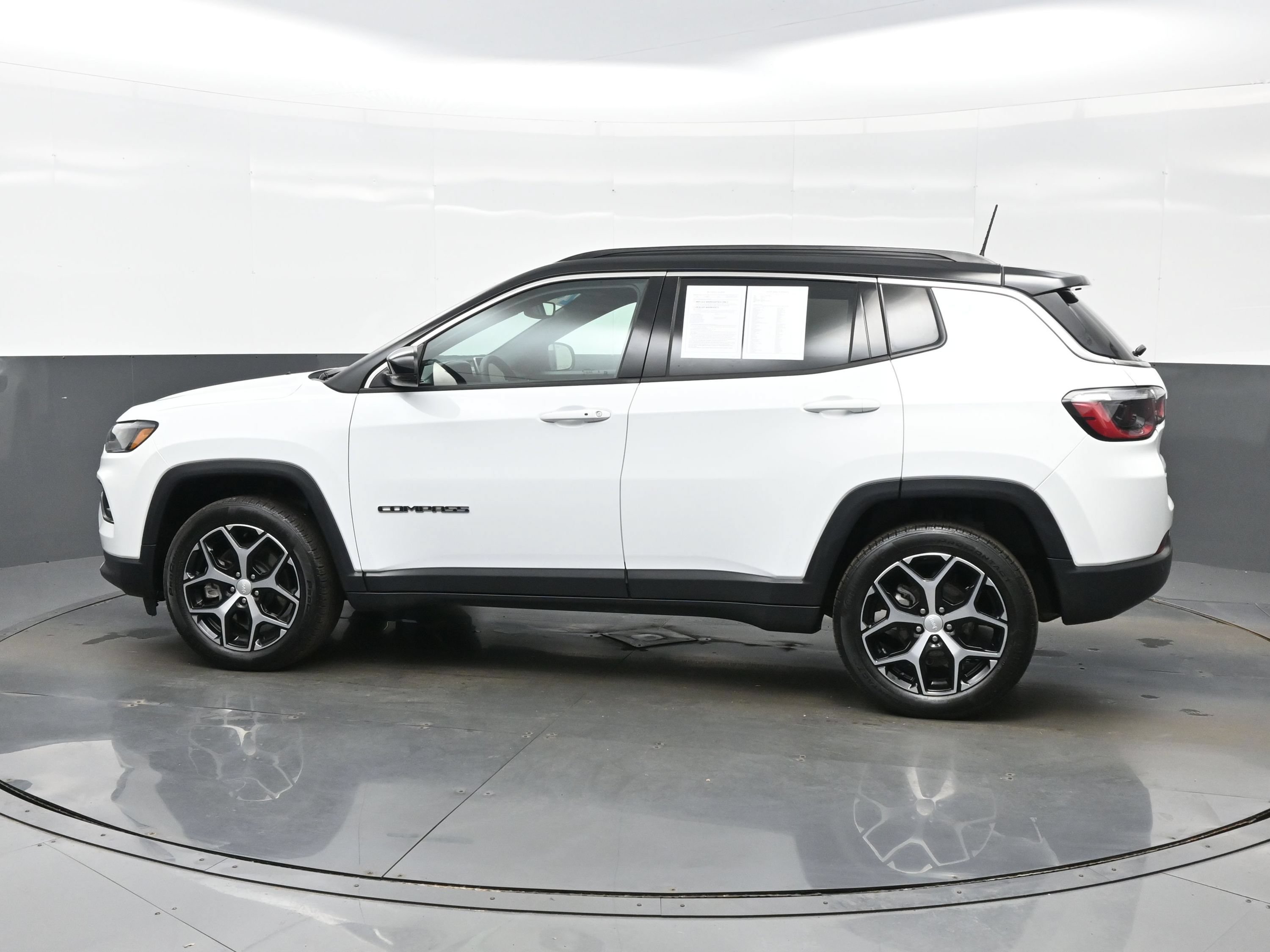 Used 2024 Jeep Compass Limited AWD/4WD image 4