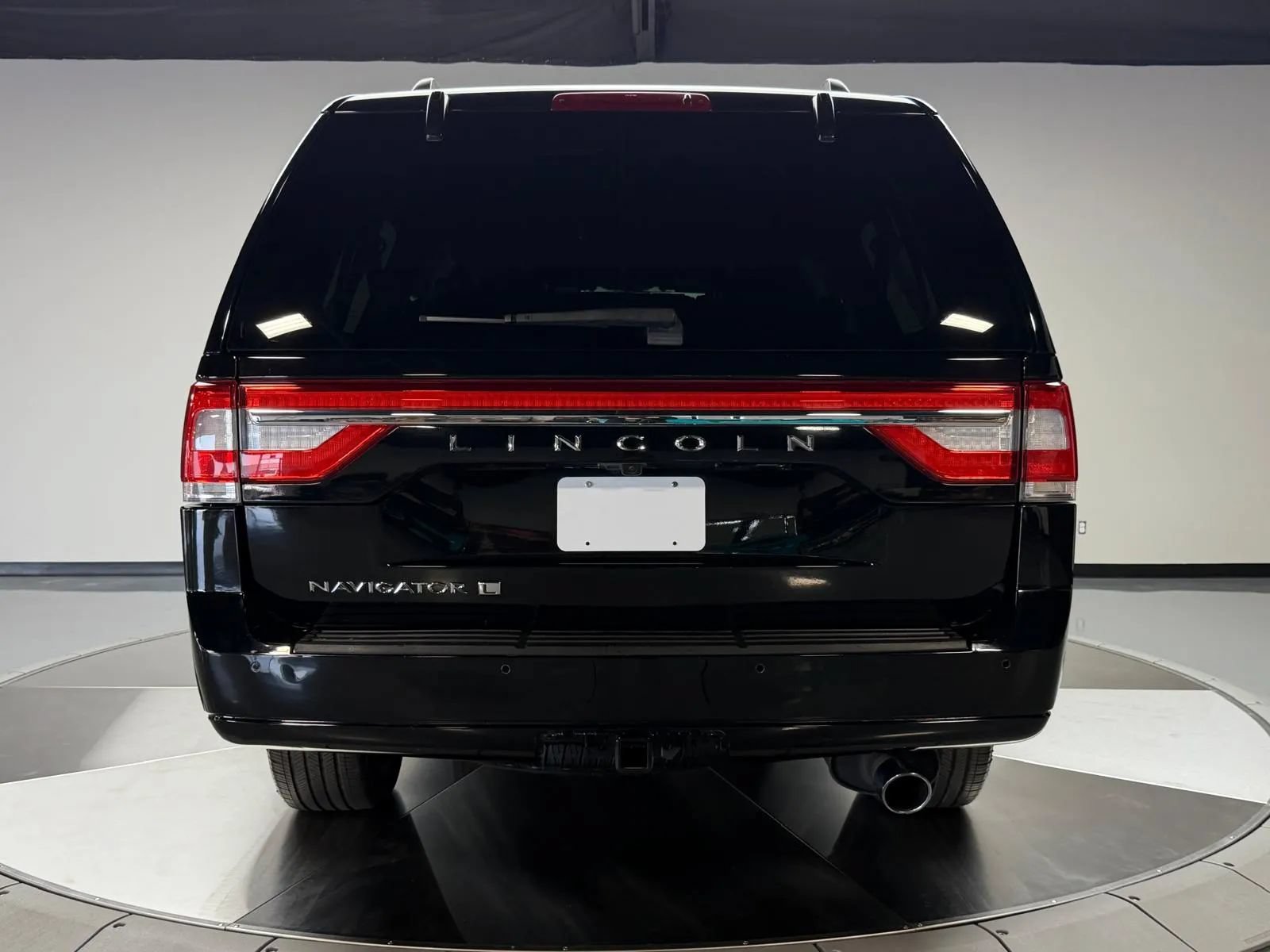 Used 2017 Lincoln Navigator L Select RWD image 6
