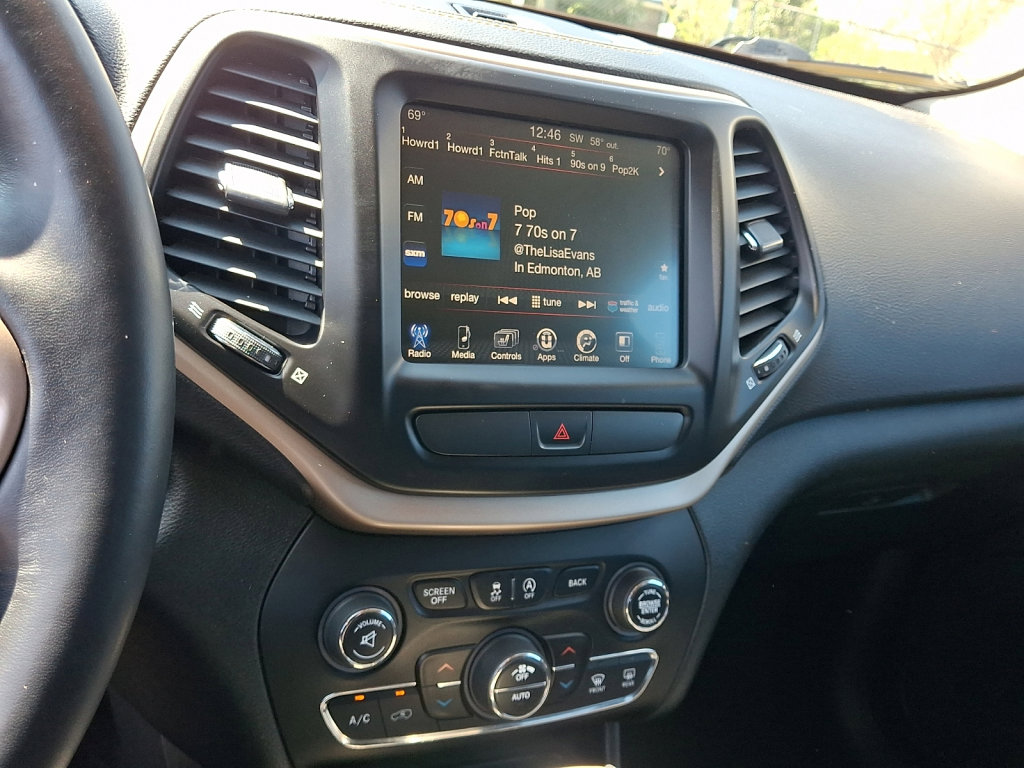 Used 2015 Jeep Cherokee Latitude w/ Comfort/Convenience Group image 28