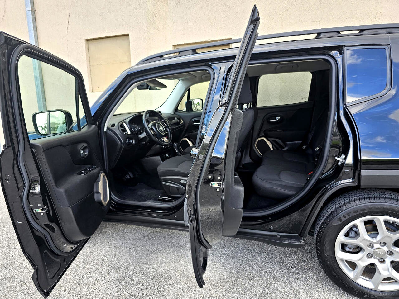 Used 2015 Jeep Renegade Latitude image 21