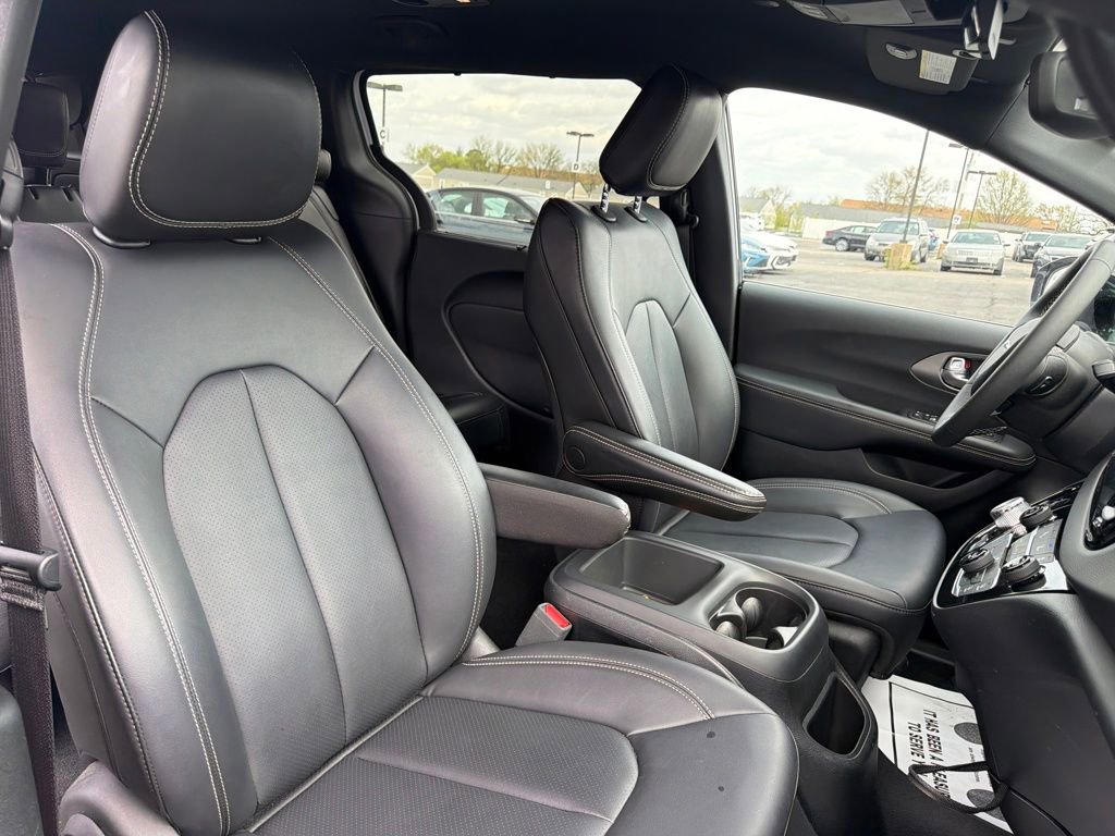 Used 2025 Chrysler Pacifica Select image 49