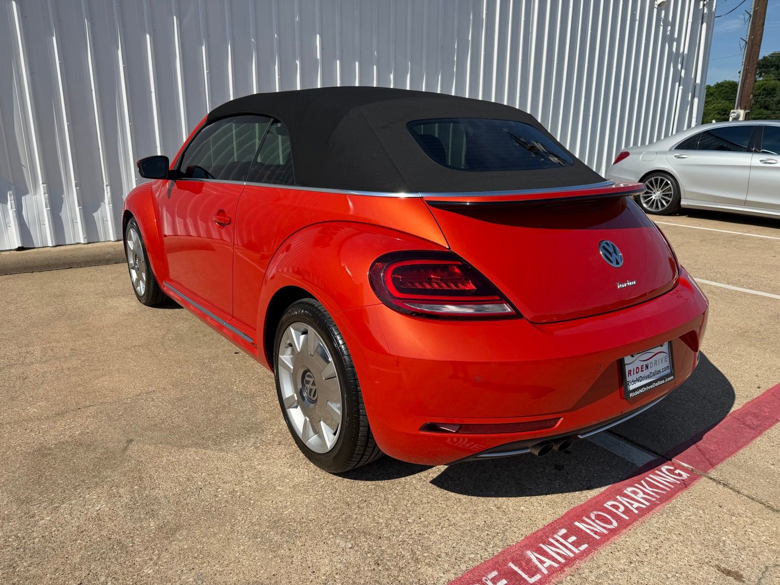 Used 2019 Volkswagen Beetle 2.0T SE w/ SE Premium Package FWD image 3