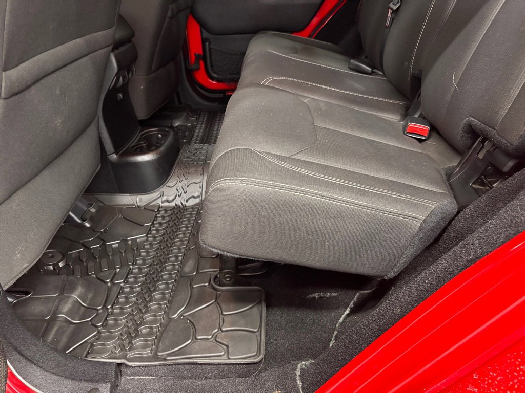 Used 2016 Jeep Wrangler Unlimited Sahara w/ Connectivity Group image 21