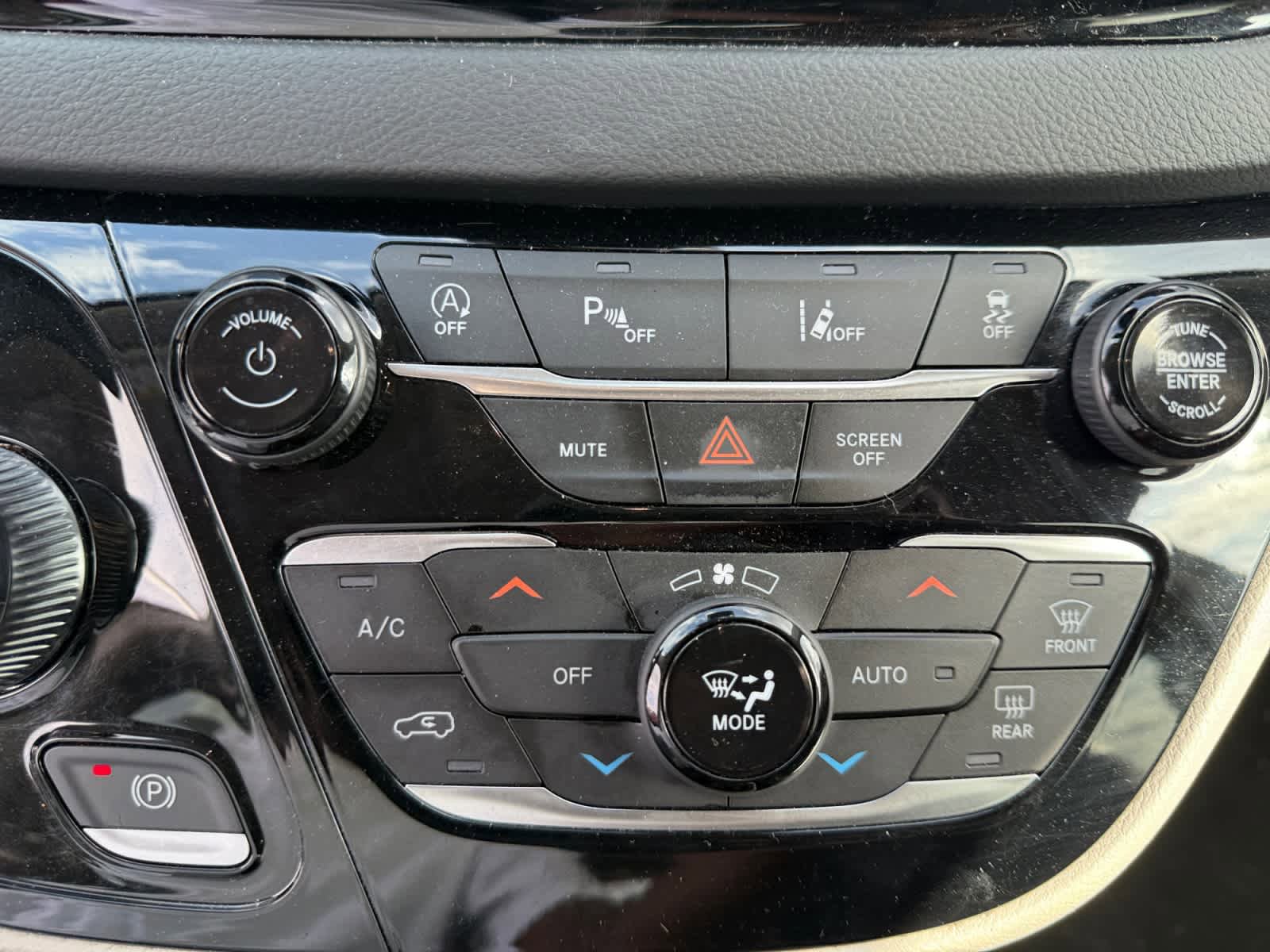 Used 2023 Chrysler Pacifica Touring-L FWD image 17