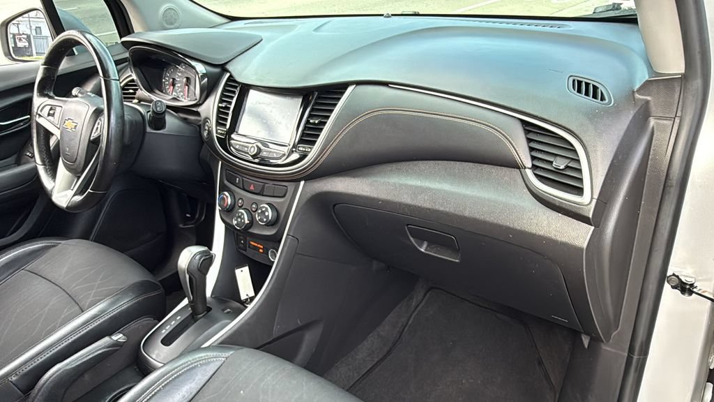 Used 2017 Chevrolet Trax LT w/ LT Convenience Package FWD image 40