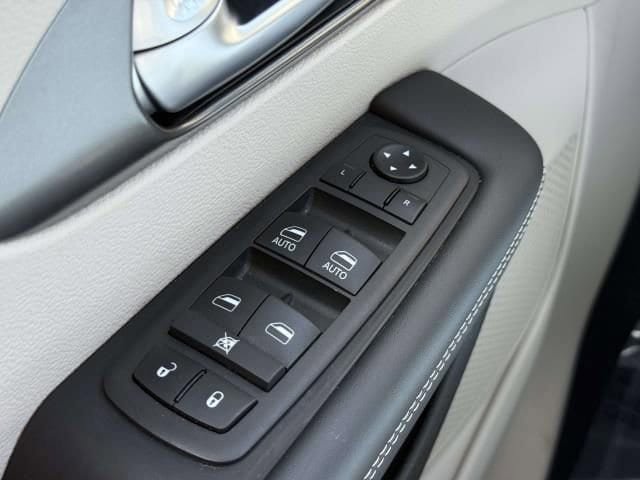 Used 2024 Chrysler Pacifica Touring-L FWD image 18