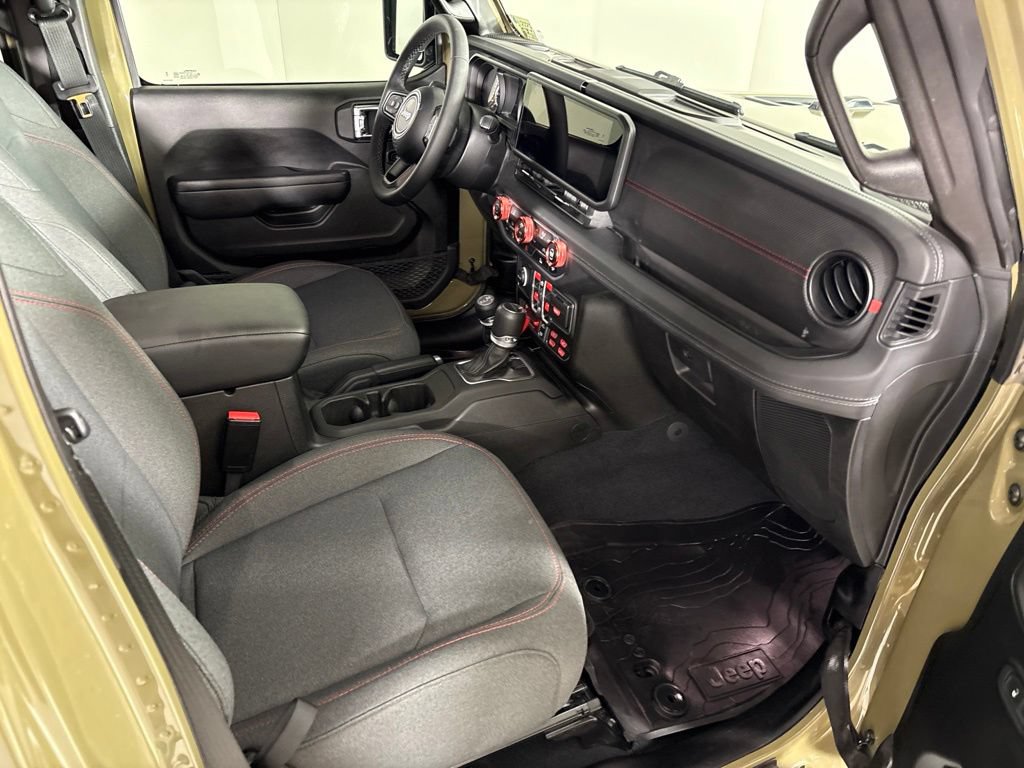 Used 2025 Jeep Gladiator Rubicon w/ Technology Group AWD/4WD image 24