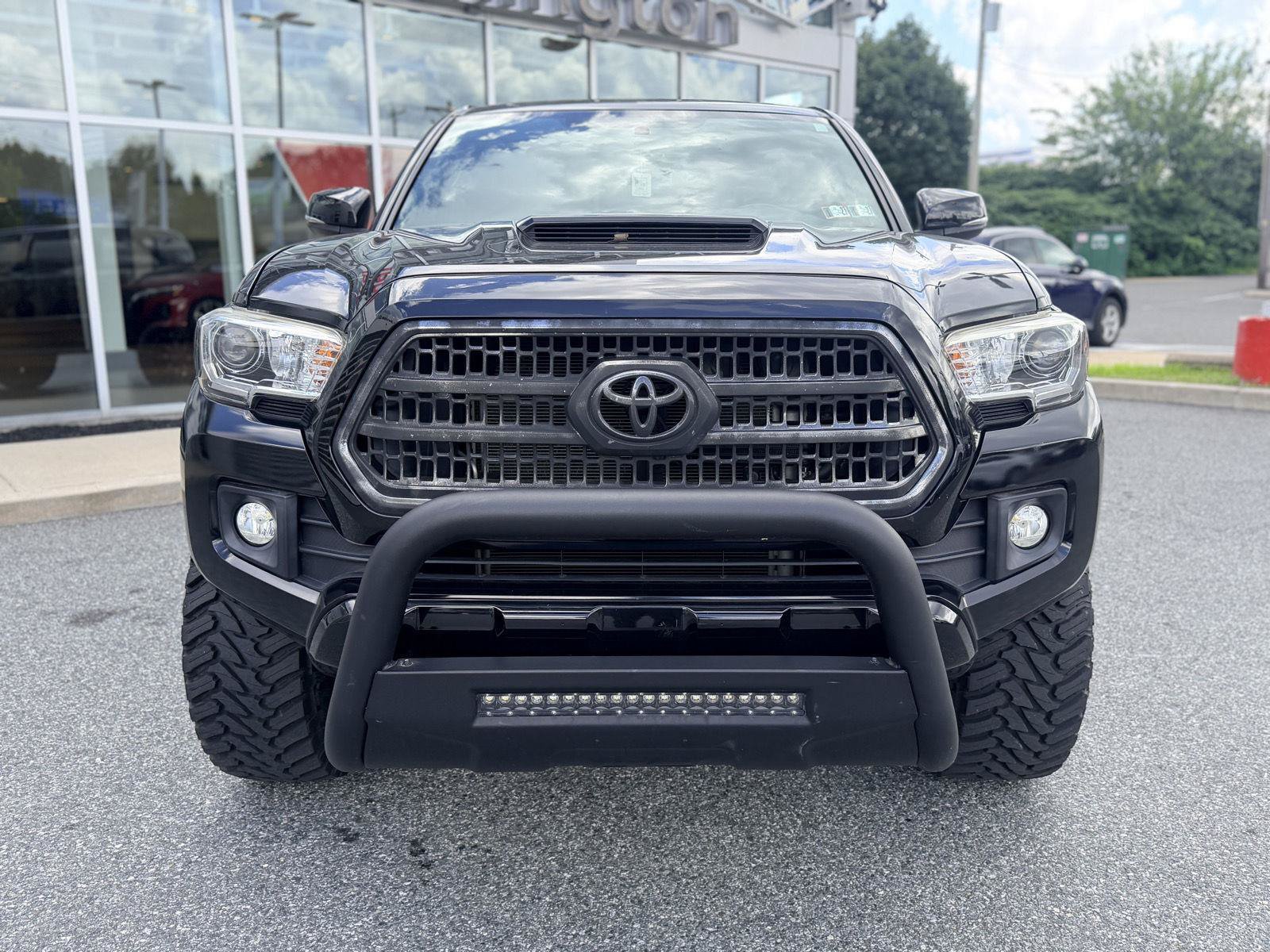 Used 2017 Toyota Tacoma TRD Sport w/ Tow Package AWD/4WD image 9