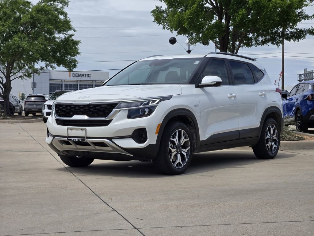 Certified 2023 Kia Seltos EX image 2