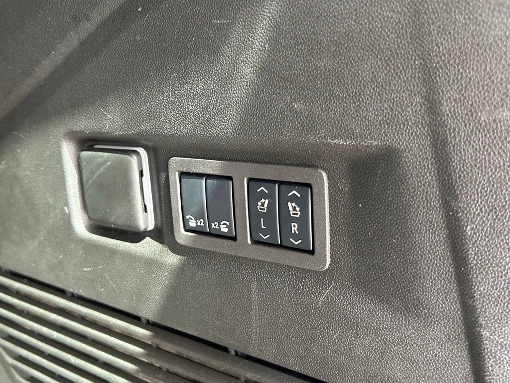Used 2024 GMC Yukon Denali RWD image 37