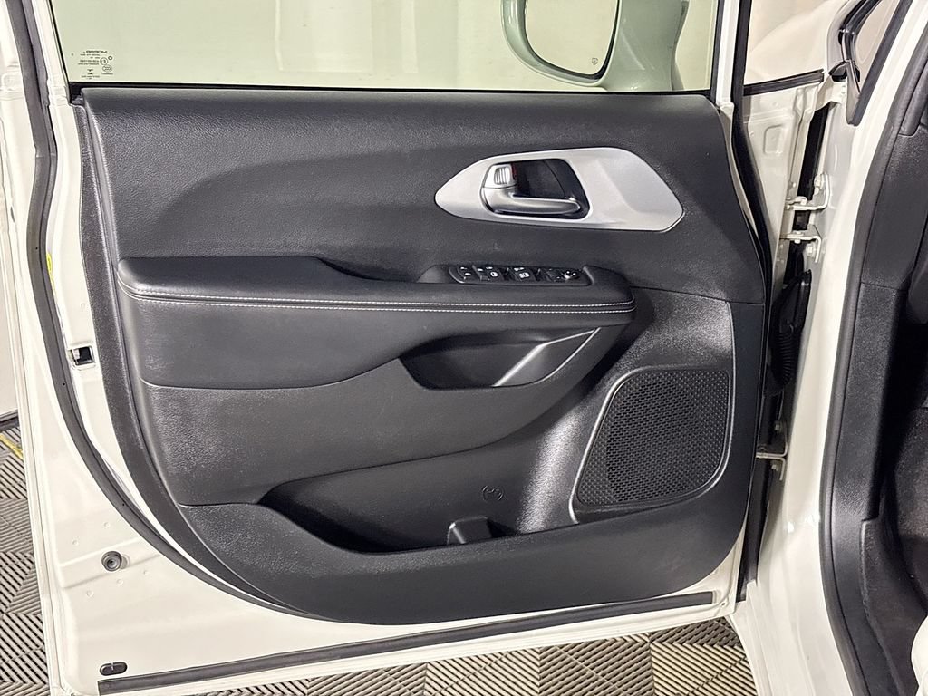Used 2019 Chrysler Pacifica Touring-L FWD image 10