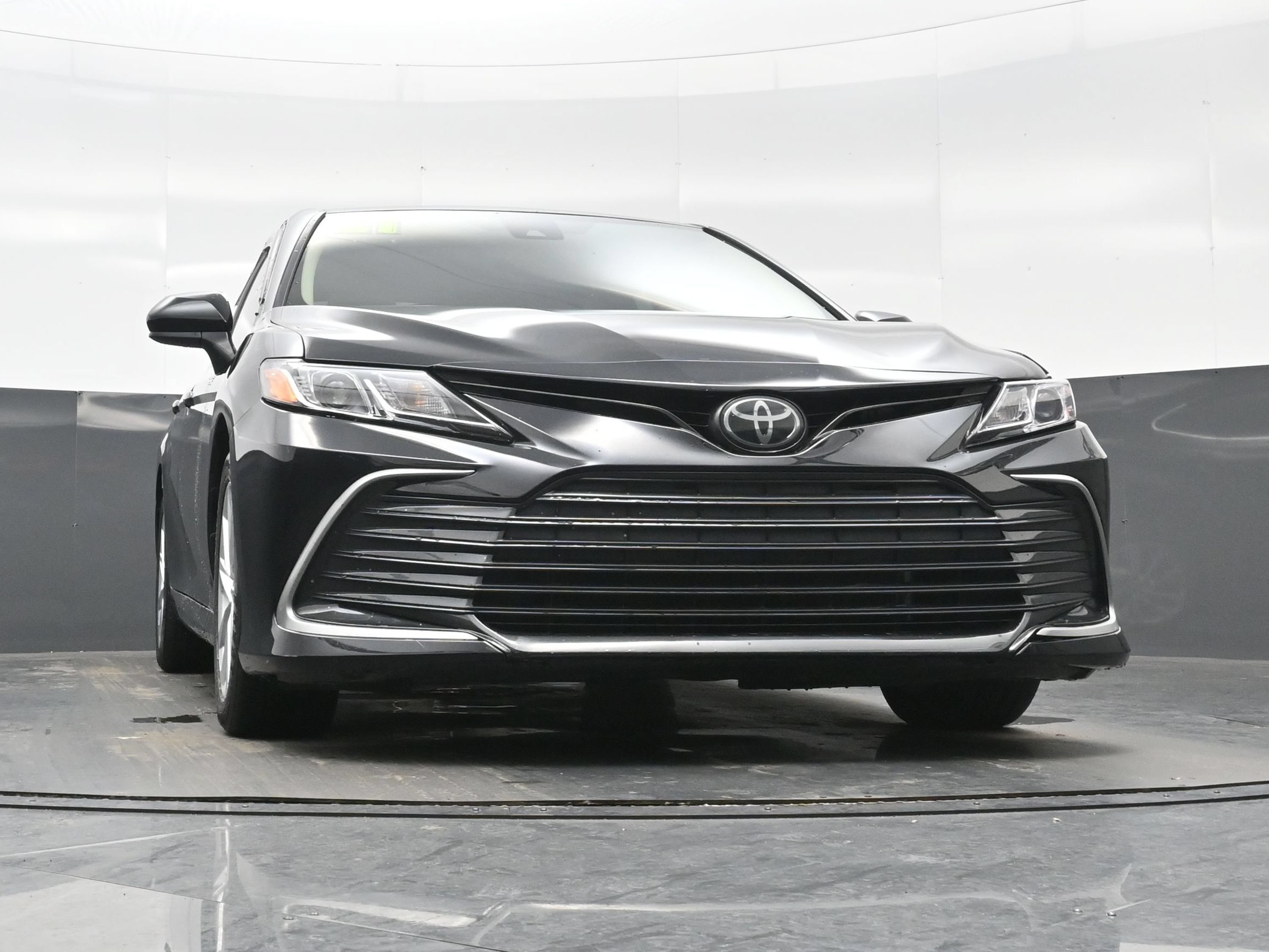 Used 2021 Toyota Camry LE FWD image 30