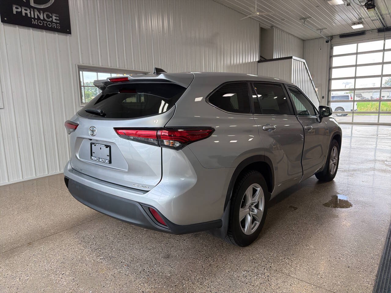 Used 2023 Toyota Highlander LE AWD/4WD image 4
