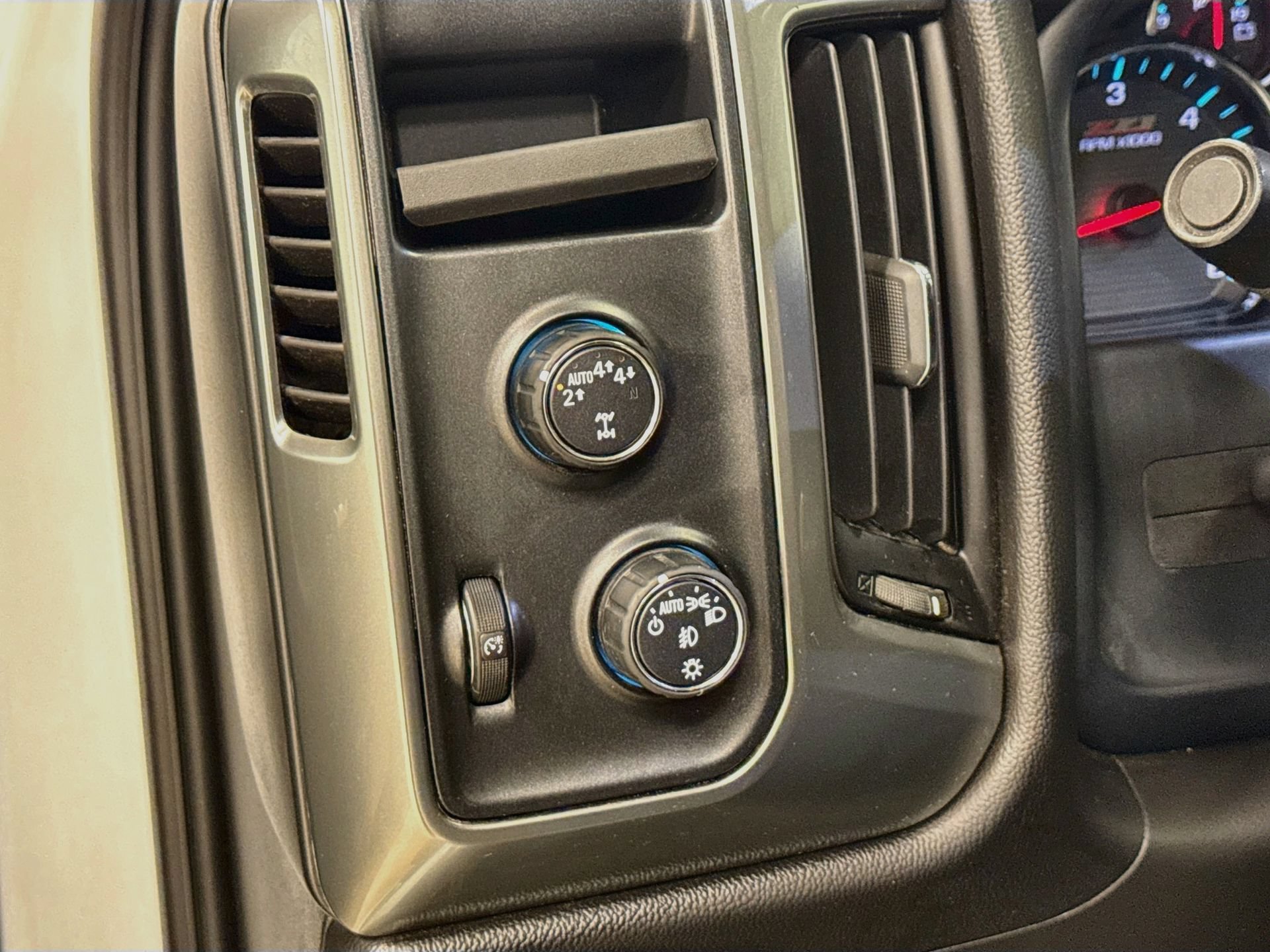 Used 2018 Chevrolet Silverado 1500 LT w/ All Star Edition AWD/4WD image 10