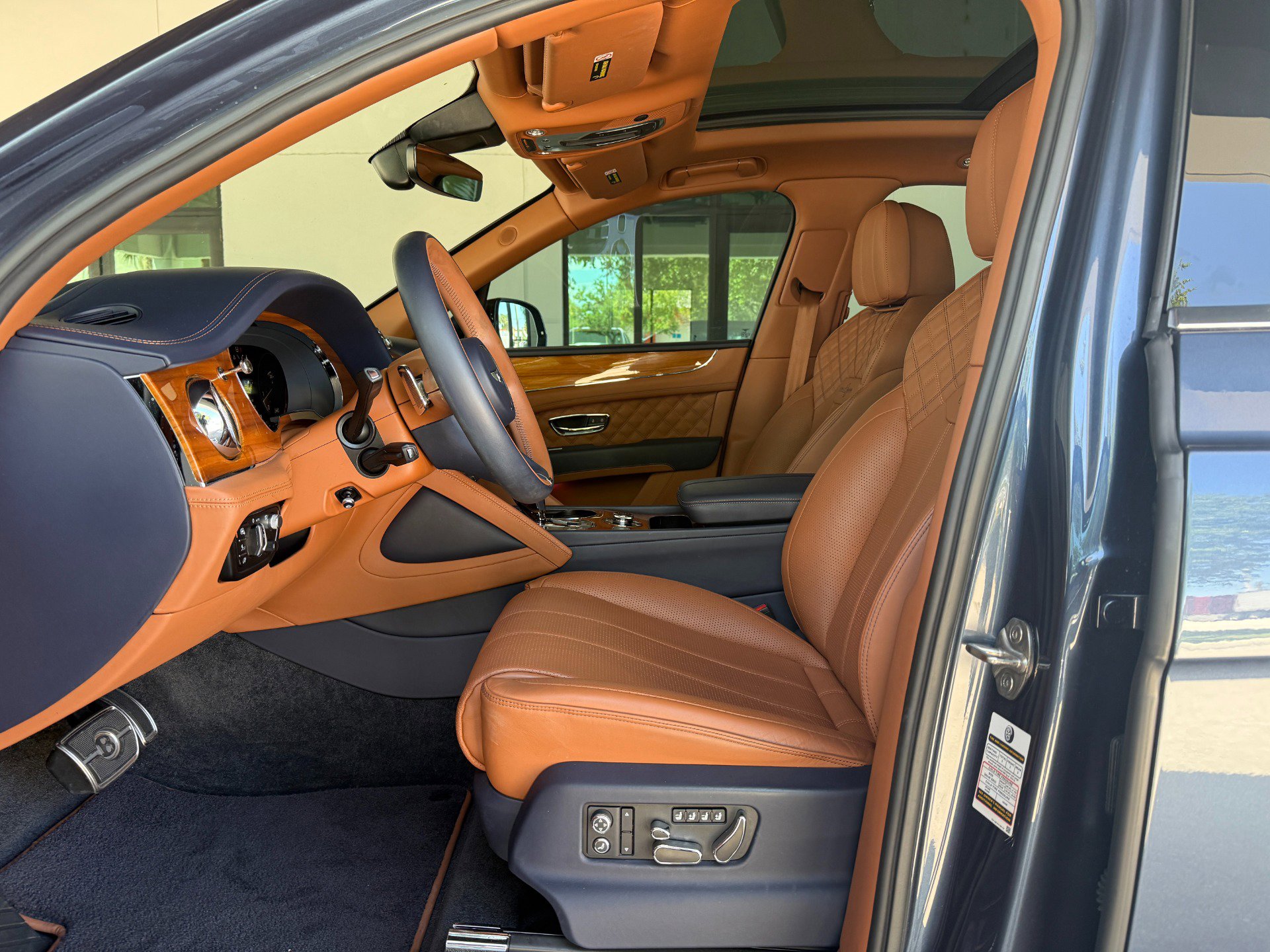 Used 2021 Bentley Bentayga AWD/4WD image 25