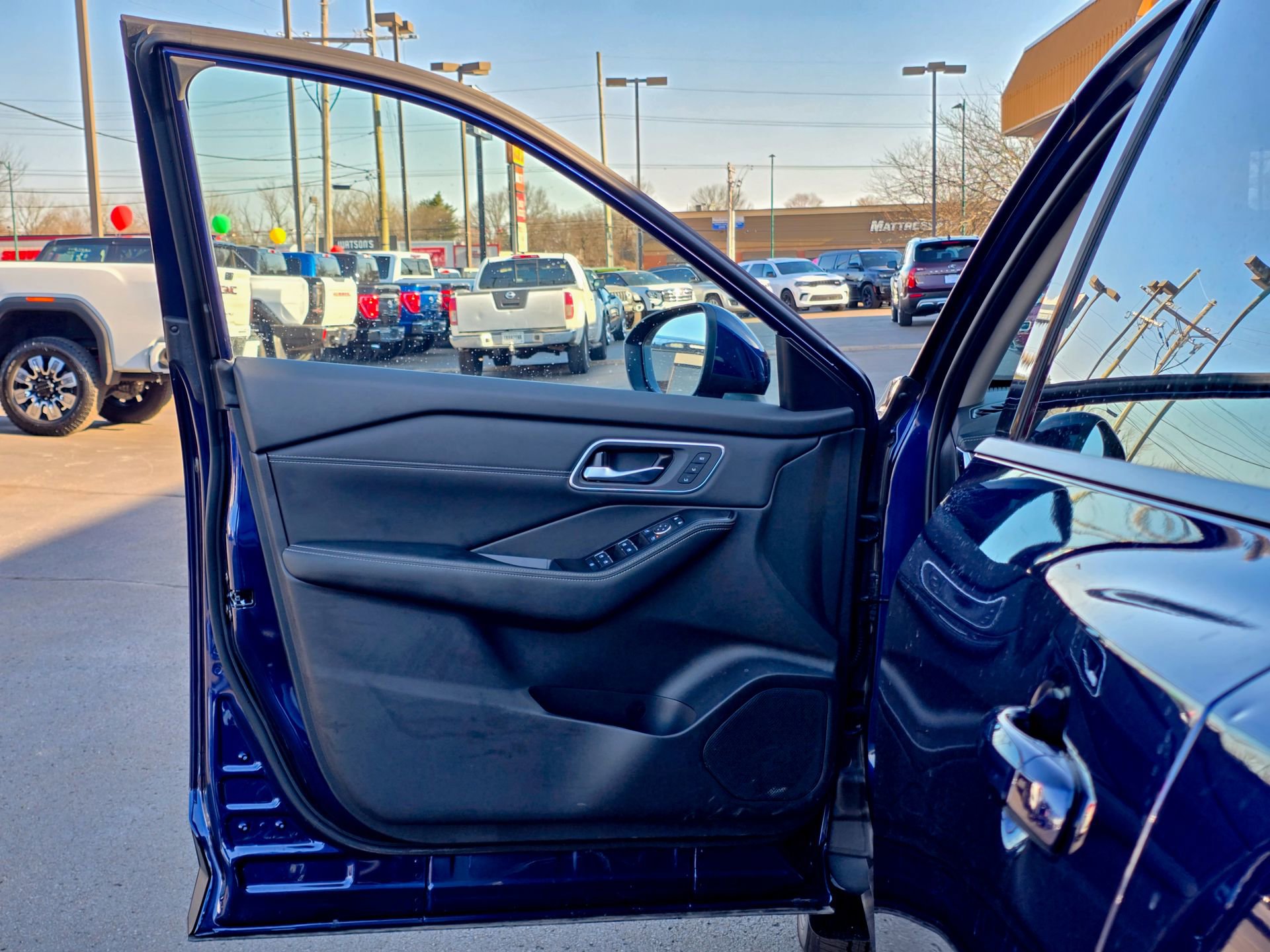 Used 2025 Nissan Rogue Platinum w/ Platinum Premium Package image 13