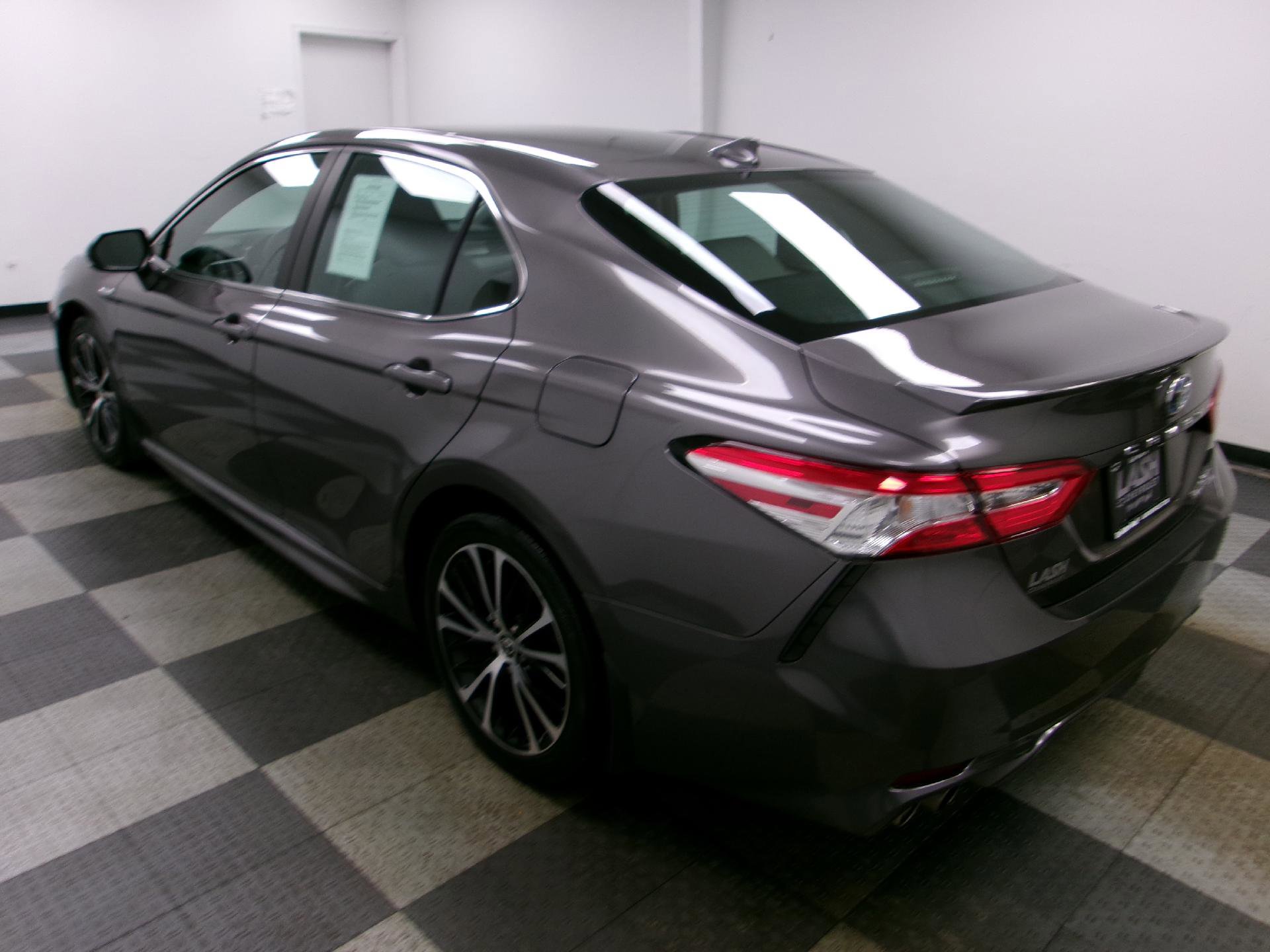 Used 2020 Toyota Camry SE image 2