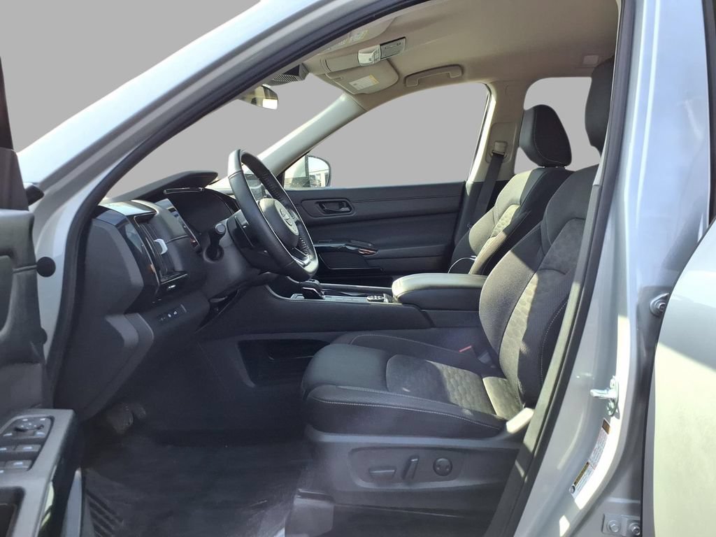 Used 2025 Nissan Pathfinder SV image 22
