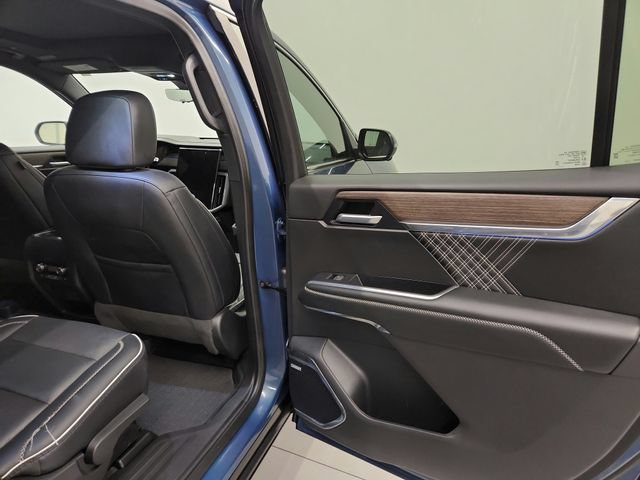 Used 2024 GMC Acadia Denali w/ Super Cruise Package FWD image 29